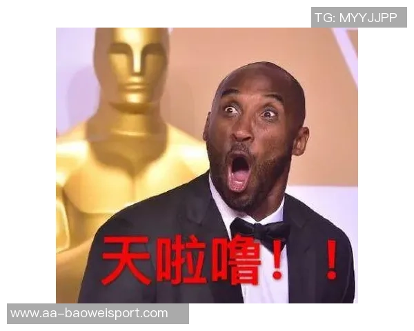 尼克斯新秀科勒克致敬科比与冠军奖杯合影展现传奇风范