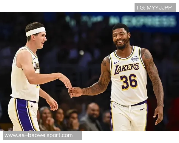 湖人新更衣室揭秘詹姆斯柜内浓眉球衣悬挂引发球迷热议